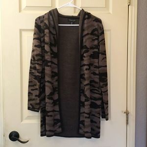 Camo print hooded cardigan